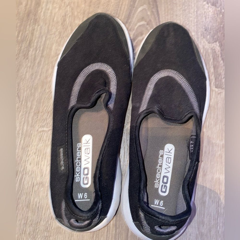 Skechers Walking Shoes are designed with comfort and support size 6
